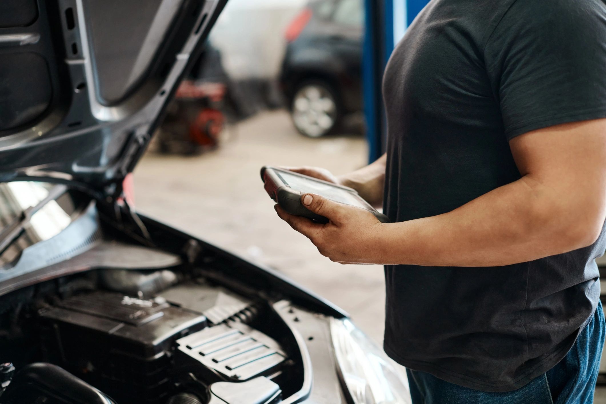 Mechanic using a digital tablet for vehicle diagnostics