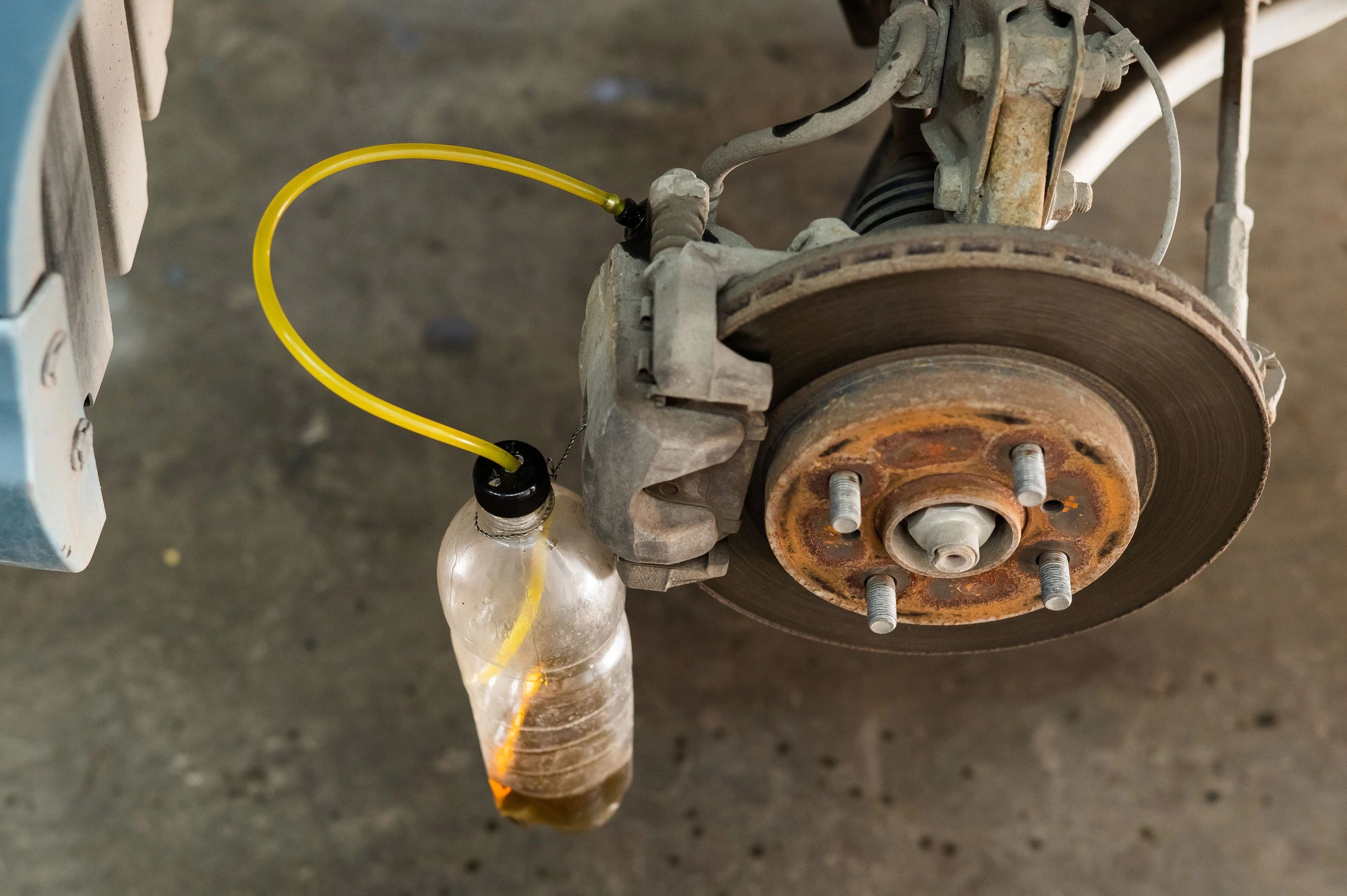 Service machine performing a fluid exchange in a workshop